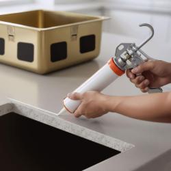 Adhésif à base de silicone sans acide pour le montage sous les éviers en inox