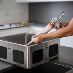 Adhésif à base de silicone sans acide pour le montage sous les éviers en inox