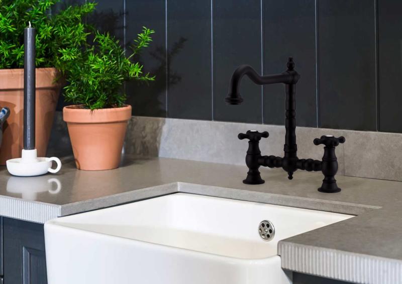 PB Robinet de cuisine à pont nostalgique Bec coudé noir mat avec boutons en étoile PBN.ZW.H.ST