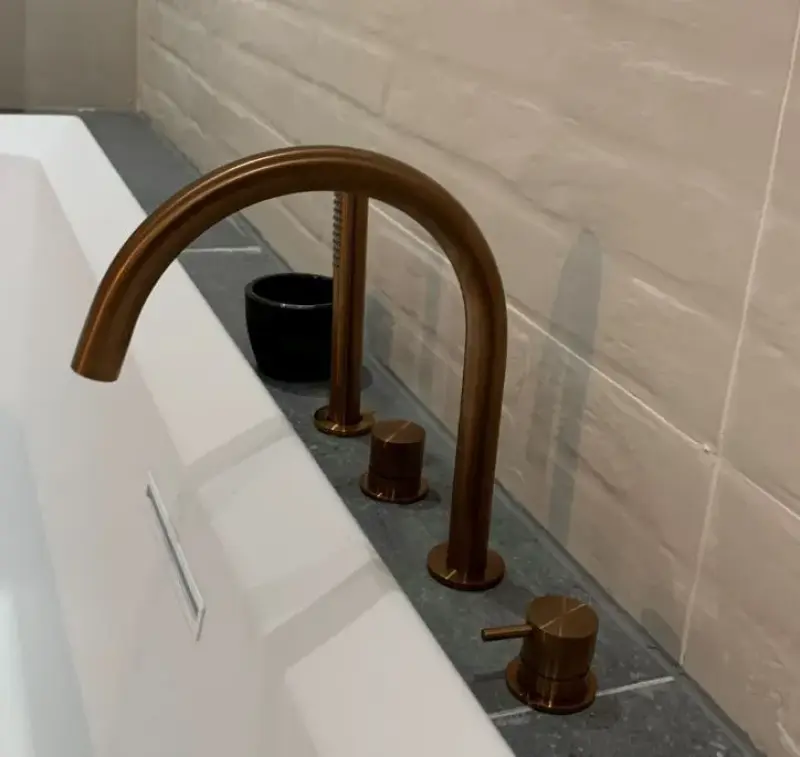 Waterevolution Flow Mitigeur de baignoire 4 trous pour montage sur le bord de la baignoire Cuivre brossé PVD T138CPE
