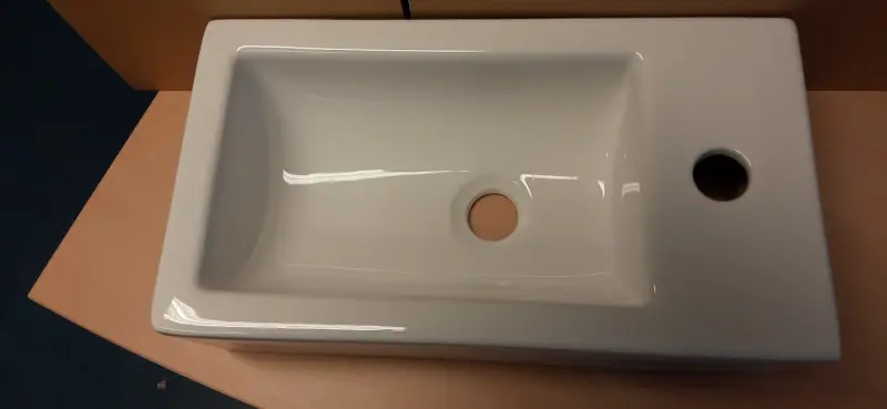 OUTLET Blusani Flow fontaine en céramique blanche brillante, droite, 45 x 26 x 13 cm