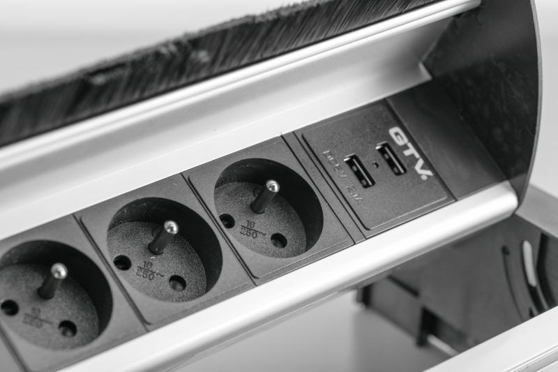 Prise d'alimentation à travers le bureau 1208958678