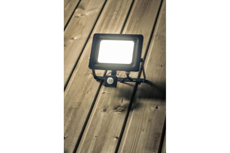 Projecteur LED iNEXT avec capteur de mouvement 50W 4000lm, PF>0,9, RA>80, IP65, 120°, 6400K, corps noir 1208962862