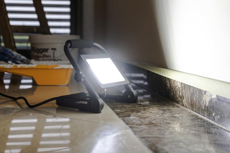 NELI Projecteur Portable, LED, 50W, 4500lm, 6400K, AC220-240V, IP65, câble de 1,5m