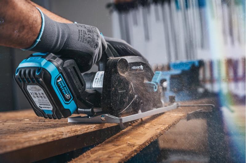 Scie circulaire sans fil HÖGERT, 18V, sans batterie, avec raccord pour aspirateur.