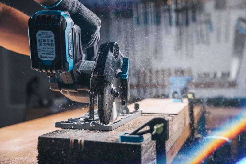 Scie circulaire sans fil HÖGERT, 18V, sans batterie, avec raccord pour aspirateur.