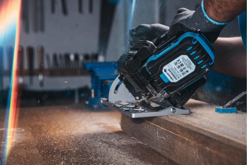 Scie circulaire sans fil HÖGERT, 18V, sans batterie, avec raccord pour aspirateur.