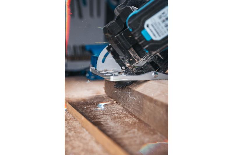 Scie circulaire sans fil HÖGERT, 18V, sans batterie, avec raccord pour aspirateur.