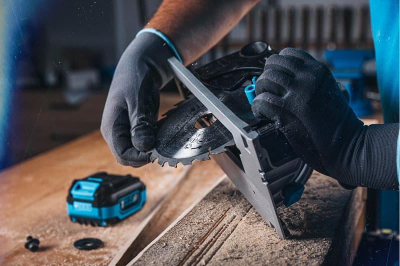 Scie circulaire sans fil HÖGERT, 18V, sans batterie, avec raccord pour aspirateur.