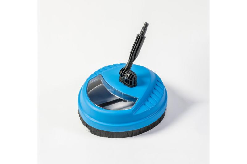 Grande brosse pour nettoyer la terrasse.