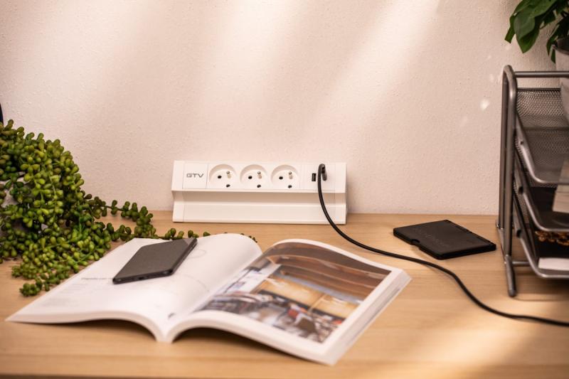 Prise de meuble Basco, 3 x prise avec mise à la terre, USB A+C, câble de 1,5 m, blanc avec montage