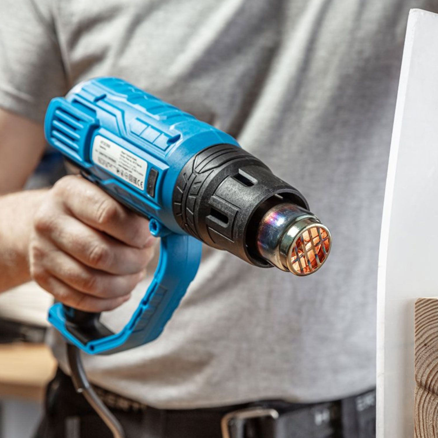 Du Pistolet à air chaud au Soulève-carreaux: Outils Électriques qui Économisent du Temps et Affinent les Résultats